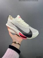 230 公司级新品发布 Nike Air Zoom Alphafly Next% 2 整体采用前作的设计语言，并且对后者的细节进行升级，马拉松和长距离路跑的性能