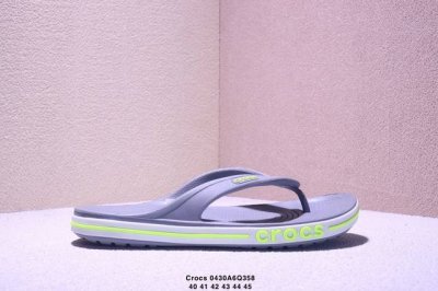 公司级Crocs卡骆驰 Bayaband 简约休闲 人字拖鞋 简单宽松的款式 尽享阳光舒适的夏日气息 伴您悠闲清凉度夏 经典人字拖款式 柔软束带方便穿着 清爽不