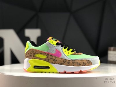 真标带半码耐克 Nike Max90跑鞋 豹纹系列采用两种色调的绿色作为主调，鞋身侧边加入丹宁面料以及豹纹图案，带来极为狂野的视觉效果。侧身 Nike Swoo