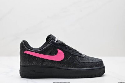真标耐克Nike Air Force 1“07空军一号低帮百搭休闲运动板鞋。柔软、弹性十足的缓震性能和出色的中底设计，横跨复古与现代的外型结合，造就出风靡全球三
