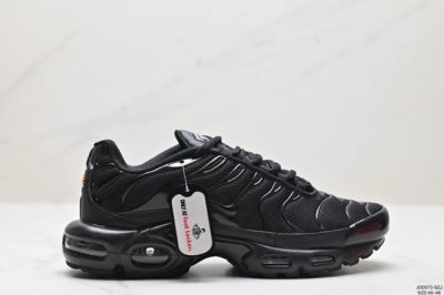 真标耐克 Nike Air Max Plus是nike旗下另类鞋款的代表，Tn 它诞生于 6年，是第一款使用tunedair气垫的跑鞋，其特点就在于实现各气室间