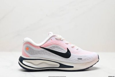 公司级nike Joerney Run 轻便跑步鞋 使用了新型的缓震材料 脚感偏韧 增加了跑步时的稳定性 织物加网纱的鞋面极好的透气性 官方货号:Fn0228-
