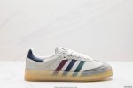 公司级阿迪达斯 Adidas Samba Kith Clarks 三叶草复古休闲防滑耐磨低帮板鞋 鞋款采用柔软的绒面革和耐用的皮革衬里融合在橡胶外底上，具有半透