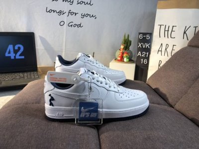 公司级耐克Nike Air Force 7Lx空军一号低帮百搭休闲运动板鞋。柔软、弹性十足的缓震性能和出色的中底设计，横跨复古与现代的外型结合，造就出风靡全球三