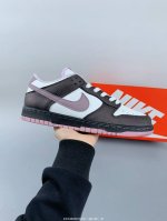 ：150 Nk Dunk Low "Snakeskin" 灰紫配色 低帮休闲板鞋 鞋款采用优质帆灰色和紫色皮革鞋面，特别两侧灰紫 Swoosh、鞋舌标签和鞋跟