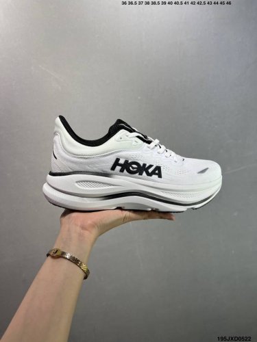 公司级Hoka M Bondi 9 轻盈跑鞋 这个品牌来自于新西兰的毛利语 Hoka表示大地 One One表示飞越 连起来就是飞越地平线 One One不是读