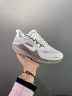 160 公司级Nike「飞马新鞋」触感柔软，质感升级！随着“耐克「蓝图」系列”在巴黎的盛大发布，全新一代 登月41代 Nike Pegasus 41也正式登场啦