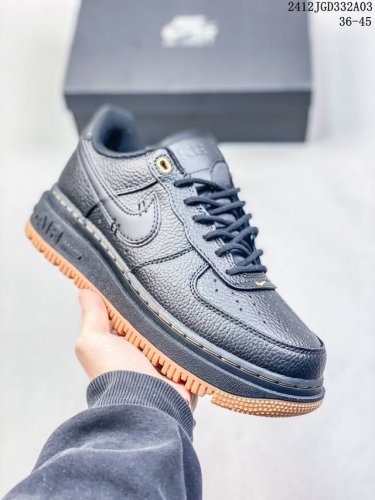 公司级带半码耐克nike Air Force 7 空军一号低帮百搭休闲运动板鞋。柔软、弹性十足的缓震性能和出色的中底设计，横跨复古与现代的外型结合，造就出风靡全