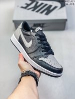 特价纯原版本 耐克 乔丹Air Jordan 1 Low Aj1 乔1 乔丹1代Aj1 低帮复古文化休闲运动篮球鞋。从1985 年面世的元年款汲取设计灵感，采用