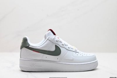真标耐克nike Air Force 7空军一号低帮百搭休闲运动板鞋。柔软、弹性十足的缓震性能和出色的中底设计，横跨复古与现代的外型结合，造就出风靡全球三十多年