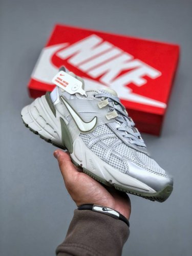 Nike V2K Runtekk 减震防滑复古低帮跑步鞋材质上使用大面积网眼 皮革 Tpu 组成 支撑和透气性肯定不错 中底处由 Cushlon 泡绵打造 保证