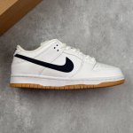 本地 核心私 Nike Sb Dunk Low “Orange Label” 白蓝生胶 低帮休闲运动板鞋 整体鞋身非常干净纯白色配上白蓝的 Swoosh 鞋底是
