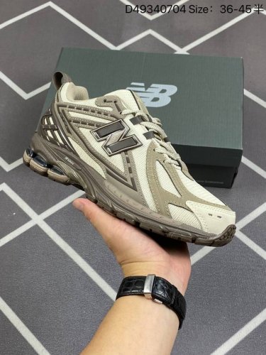 新百伦 New Balance M 6系列 复古运动鞋单品宝藏老爹鞋款。作为nb最经典的档案鞋型之一，与2002一样， 6有着nb最成熟的技术加持和复古款式，而