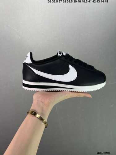 原楦开发版型#斜纹过胶工艺 耐克Nike Classic Cortez 经典阿甘休闲跑步鞋。纯粹而执着的精神，使得Cortez种在了一代人的心里，无论是否喜欢它