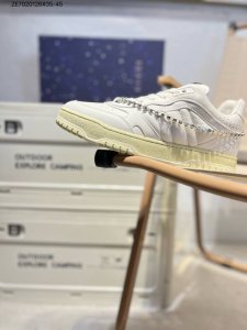 采用软质粒面头层皮革组合乌木色经典Gg帆布鞋面材质#搭载灌注Pu式缓震乳胶脚垫#全新开发复合Tpr防变形色块耐磨橡胶外底Gucci又开始爆款了！意大利奢侈品牌-