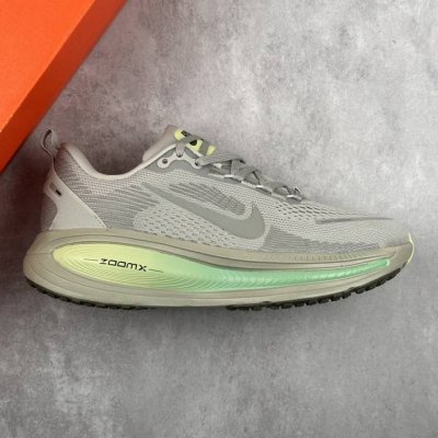 本地 核心私 公司级Nike Vomero 18 耐克 舒适减震防滑 低帮跑步鞋 全掌Reactx泡绵中底 前掌和后跟还配备了Air Zoom气垫单元 据说跑起