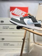 耐克Nike Dunk Low 板鞋Sb系列经典百搭休闲运动板鞋加厚鞋舌的填充，使舒适性大大提升，同时也更方便穿脱中底部分则加入了脚感柔软舒适Zoomair气垫