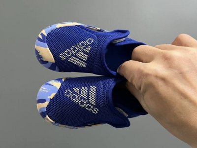 特价 原单 A家包头三代儿童网面魔术贴凉鞋 Size：22-35码 原单品质，软贝同厂，品质保证 透气性网面，速干又舒适 耐磨防滑橡胶大底，脚感超舒服 海边度假