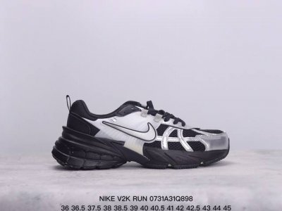 公司级耐克nike V2K Run跑步鞋复古风潮 网面透气运动鞋 灰银紧致的鞋面材质提供良好的包裹性鞋侧 Swoosh以及鞋头部分搭配增添不少亮点的镀铬细节鞋垫