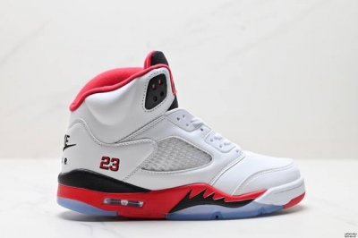真标Nike Air Jordan 5 Retro Low迈克尔 乔丹 Aj5减震防滑篮球鞋 鞋身以洁白无瑕的皮革为主调，辅以红与黑的精致点缀，展现出经典且百搭