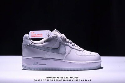 耐克 Nike Air Force 1 ’07 空军一号低帮百搭休闲运动板鞋。柔软、弹性十足的缓震性能和出色的中底设计，横跨复古与现代的外型结合，造就出风靡全球