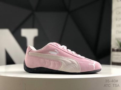 彪马 puma Speedoat Og 百搭单品彪马复古休闲鞋经典板鞋 搭配精心设计的配色组合 营造浓郁的复古氛围 鞋面打孔细节,提升穿着时的舒适度 皮革鞋面