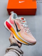 nike Vomero 18 耐克 舒适减震防滑 低帮跑步鞋 全掌Reactx泡绵中底 前掌和后跟还配备了Air Zoom气垫单元 据说跑起来更快更舒适哦 这次