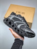dior迪奥B35最新款老爹运动鞋 秋季新品 以时髦复古风格丰富经典系列 精心制作 可全年与休闲造型搭配 顺应复古市场的趋势的 Dad Shoes风格鞋款鞋舌上