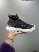 公司级Nike Acg Mountain Fly Gore-Tex 机能风格 复古登山潮流板鞋运动慢跑鞋。乱石嶙峋，雨水湿滑，户外状况频发，你的双脚需要有力保护