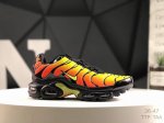 真标耐克 Nike Air Max Plus Tn Ultra 复刻版 科技复古耐克Tn经典的Air Max Plus被很多跑鞋爱好者们所熟知，作为Nike历史