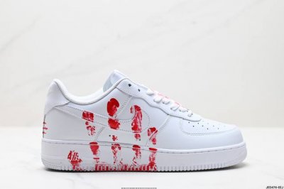 公司级耐克Nike Air Force 1“07空军一号低帮百搭休闲运动板鞋。柔软、弹性十足的缓震性能和出色的中底设计，横跨复古与现代的外型结合，造就出风靡全球