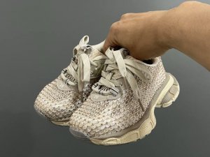 放店价 巴家新款闪钻魔术贴设计儿童老爹鞋 size 26-37码 经典巴黎世家闪钻系列 网面设计 透气舒适不闷脚 老爹系列 时髦又洋气 魔术贴设计 穿脱方便