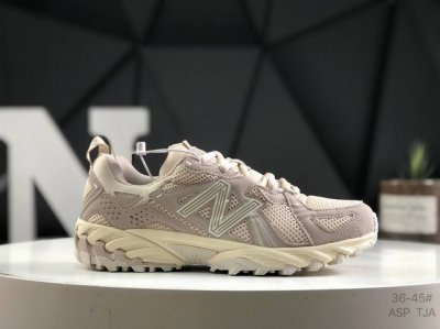 真标带半码采用环保超纤革组合牛津布鞋面材质，全新开双层组合Abzorb缓震中底,外置锯齿防滑耐磨橡胶大底跑出去要更野，Nb新百伦New Balance Ml61