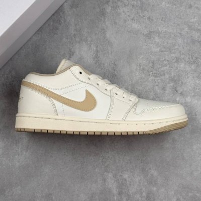 本地 核心私 Air Jordan 1 Low 低帮 奶油卡其 Aj1 乔丹1代 乔丹篮球鞋系列 鞋款整体采用奶油色皮质面料打造鞋面，搭配米白色框架覆盖层点缀，