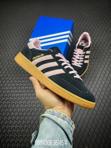 公司级adidas Handball Spezial 官方正确版本 阿迪达斯经典款 复古休闲板鞋 全鞋采用反毛皮制作 牛筋耐磨大底 承载青春情怀的板鞋 经典三条