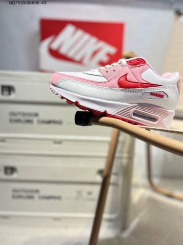 140 耐克Nike Air Max 90 经典复古小气垫缓震跑鞋 鞋面由皮和革织物打造，犀利的条线打造出酷劲十的足视觉效果 网布鞋增面强透气性，穿着为极舒适