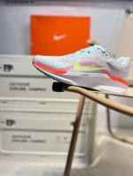 160 Nk Air Winflo 11登月跑鞋 登月10代超轻网面跑步鞋 脚跟区域营造出色舒适度，而在鞋底部分，搭载全掌型Zoom Air配置耐克网面透气跑鞋