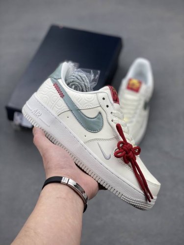 超级福利 核心特价 长期补货 耐克Nike Air Force 1 Low 空军一号 Af1 低帮百搭休闲运动板鞋。柔软、弹性十足的缓震性能和出色的中底设计，横