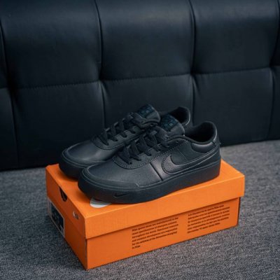 核心私 Nike耐克Court Shot男子运动鞋春季透气轻便运动板鞋 经典网眼 橡胶鞋底 皮面的材质 包裹感很强 但鞋底偏硬 适合日常通勤穿搭 该鞋型延续了传