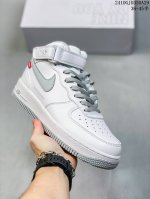 公司级带半码耐克Nike AIR FORCE 1‘07 空军一号低帮百搭休闲运动板鞋。柔软、弹性十足的缓震性能和出色的中底设计，横跨复古与现代的外型结合，造就出