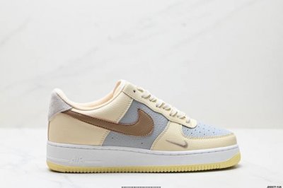 真标耐克Nike Air Force 1‘07空军一号低帮百搭休闲运动板鞋。柔软、弹性十足的缓震性能和出色的中底设计，横跨复古与现代的外型结合，造就出风靡全球三