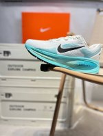 Nk Air Zoom Vomero 18 轻便舒适公路跑步鞋质感柔软 弹力充沛 助力一路畅跑 乐享不停 厚实泡绵缔造舒适的回弹效果 铸就出色跑步表现 该鞋款轻
