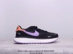 sacai X Nike Regasus Vaporrly Sp 华夫三代3.0走秀 ，鞋身材质由翻毛皮和透气网纱共同打造。熟悉的解构手法、重叠swoosh、双