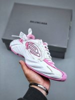 vg版本 Balenciaga巴黎世家16代 Monday 其前卫的设计、夸张的体积和反光细节赋予其特别的轮廓 采用头层牛皮材质制成，带来良好脚感，外观全新造型