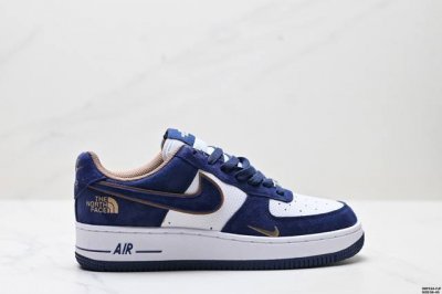 真标耐克Nike Air Force 1’07空军一号低帮百搭休闲运动板鞋。柔软、弹性十足的缓震性能和出色的中底设计，横跨复古与现代的外型结合，造就出风靡全球三