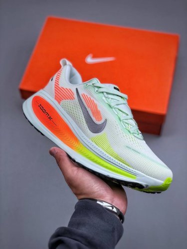 Nike Zoom Vomero 18 轻量跑鞋耐克网透面气 训跑练步鞋 Zoom Air 一如既往的稳定感和流畅感 鞋面采用工程网眼设计 为特定高热区域营造出