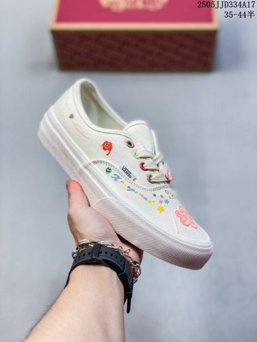 vans Old Skool Vault Og X Sns 联名 黑白插图海滩印花复古帆布板鞋 面整体以米白为主色 搭配了涂鸦图案 围条印上了Sns字样 鞋垫部