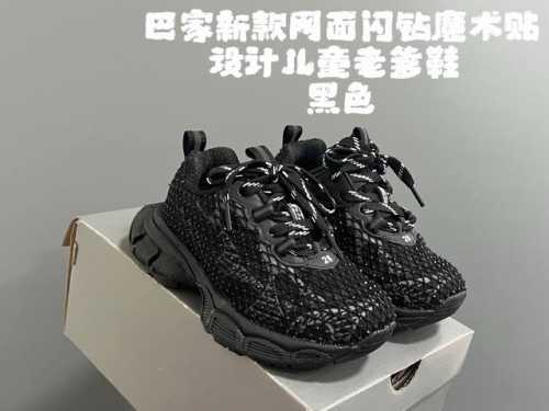 放 巴家新款网面闪钻魔术贴设计儿童老爹鞋 size 26-37码 经典巴黎世家闪钻系列 网面设计 透气舒适不闷脚 老爹系列 时髦又洋气 魔术贴设计 穿脱方便