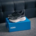 230 核心私 hoka W Bondi 9全新配色 这个品牌来自于新西兰的毛利语，Hoka表示大地，One One表示飞越，连起来就是飞越地平线，One On