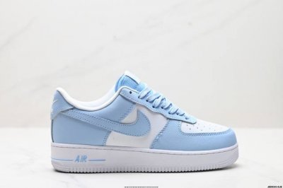公司级耐克Nike Air Force 1“07空军一号低帮百搭休闲运动板鞋。柔软、弹性十足的缓震性能和出色的中底设计，横跨复古与现代的外型结合，造就出风靡全球
